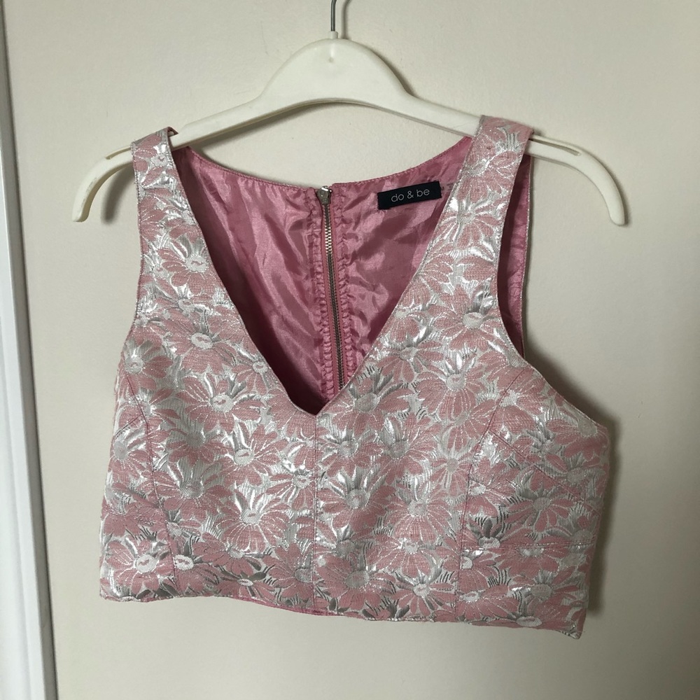 Do & Be V-neck, Zipper Back Crop Top Medium